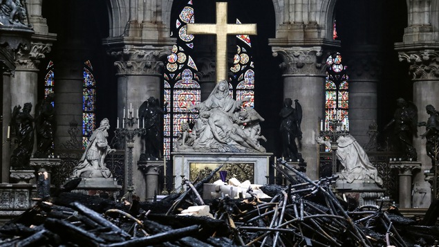 Derrière l'autel de Notre-Dame, la Pieta, qui représente la Vierge éplorée, recueillant sur ses genoux le corps du Christ descendu de la croix, a été épargnée par la chute des débris.