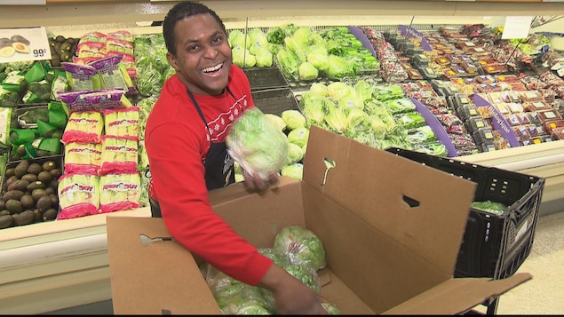 Luis Manuel Bonilla Garcia, immigrant, travaillant dans un supermarché de Baie-Comeau.