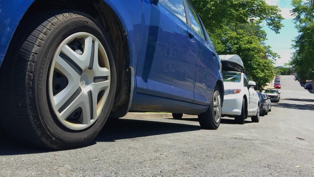 Les automobilistes doivent tourner les roues avant de leur véhicule quand ils le garent dans une pente.