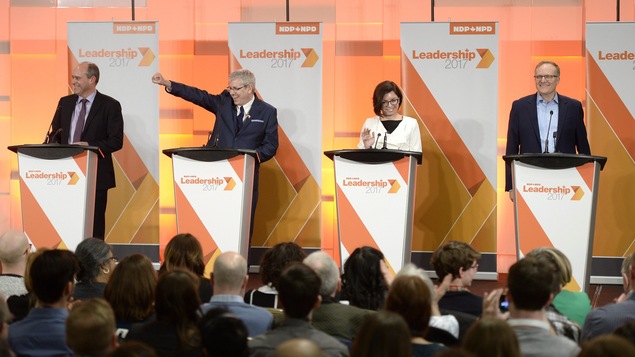 Guy Caron, Charlie Angus, Niki Ashton et Peter Julian lors du premier débat des candidats à la direction du NPD Guy Caron, Charlie Angus, Niki Ashton et Peter Julian lors du premier débat des candidats à la direction du NPD