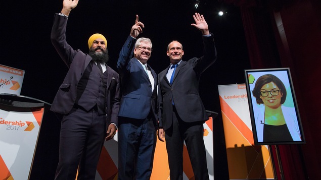 Les quatre candidats à la chefferie du NPD à Vancouver, dont Niki Ashton diffusée sur un écran de télévision depuis Ottawa. Les quatre candidats à la chefferie du NPD à Vancouver, dont Niki Ashton diffusée sur un écran de télévision depuis Ottawa.