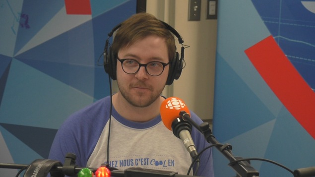 Olivier Côté en entrevue dans le studio de Radio-Canada