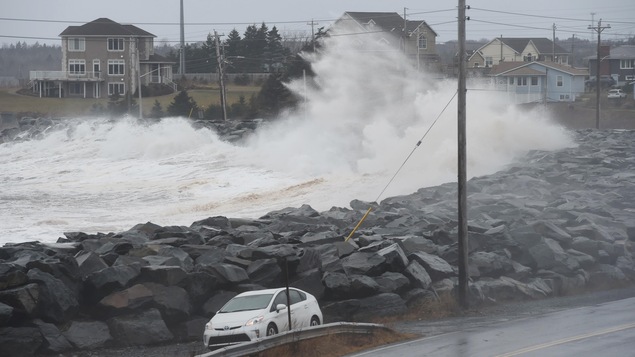 De hautes vagues menacent une route et des maisons à deux pas de la côte