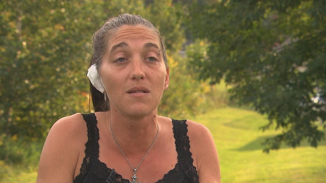 Sandra Martineau aurait été victime d'une agression tôt dimanche matin au rodéo de nuit de Saint-Tite qui pourrait bien lui coûter son pavillon de l'oreille, qui est tout en haut.