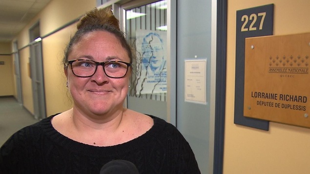 Nancy Lamontagne accorde une devant l'entrée du bureau de la députée de Duplessis, Lorraine Richard.