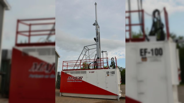 Une machine de forage de Major est placée sur un site en exploration.
