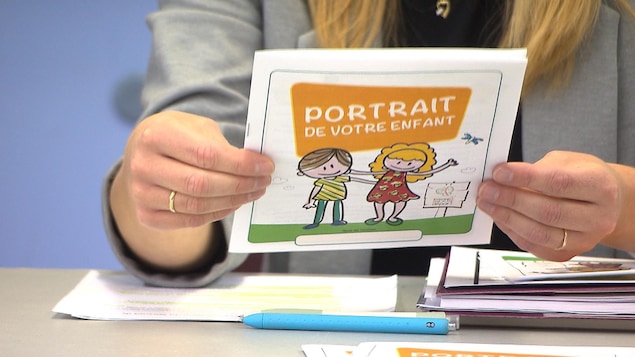 Le carnet dans les mains de la répondante régionale pour École en santé au Centre de santé et de services sociaux de la Côte-Nord, Caroline Dignard