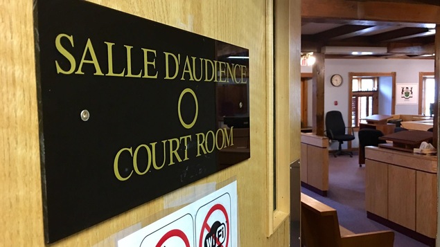 L'entrée d'une salle d'audience
