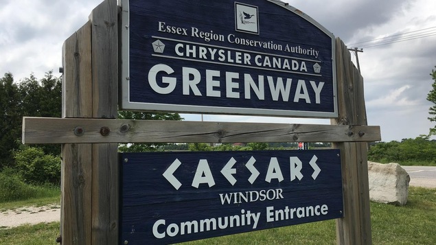 Est inscrit en anglais : Essex Region Conservation Authority, Chrysler Canada Greenway, Caesars Windsor Community Entrance.