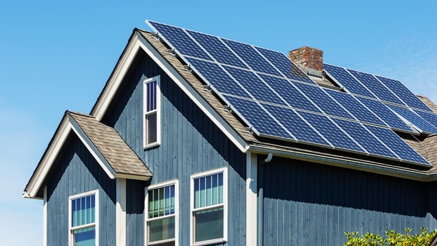 Des panneaux solaires sur une maison.