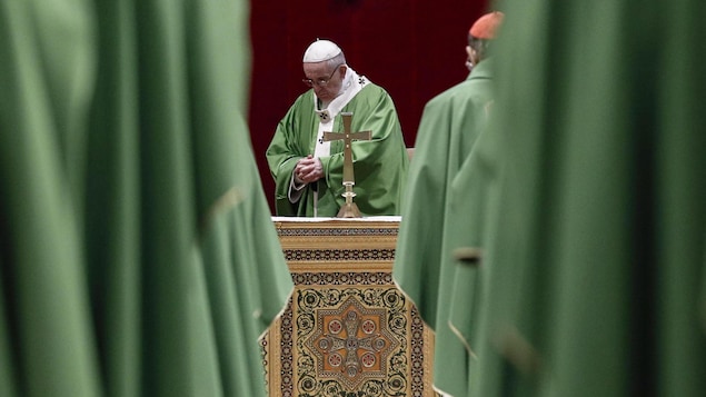 Le pape François a assisté à la messe dans la salle royale du Palais Apostolique du Vatican, dimanche matin.