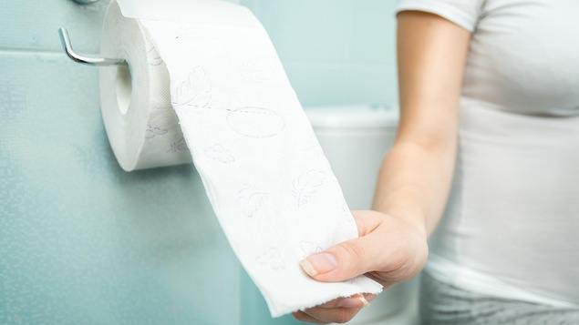 Une femme aux toilettes