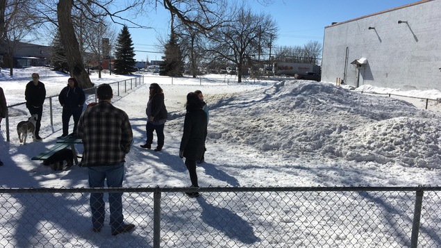 Un banc de neige occupe une bonne partie du parc à chiens situé dans le parc Pie-XII, à Trois-Rivières. Un banc de neige occupe une bonne partie du parc à chiens situé dans le parc Pie-XII, à Trois-Rivières.