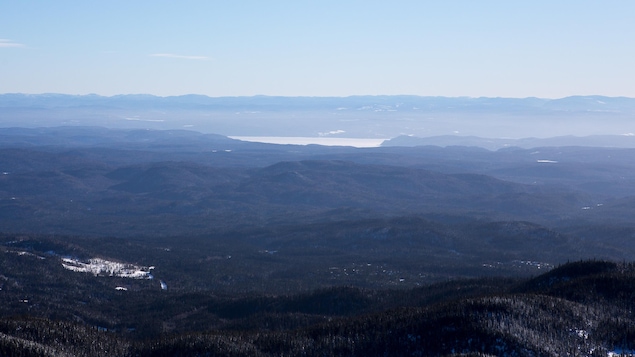 Vue spectaculaire d'un des sommets du massif des Monts-Valin.
