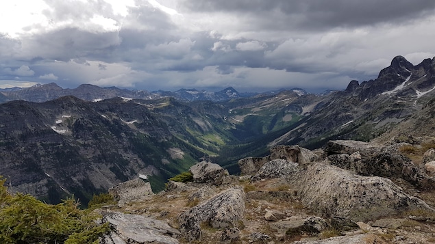 La vue depuis le pic Gimli dans le parc provincial Valhalla en Colombie-Britannique La vue depuis le pic Gimli dans le parc provincial Valhalla en Colombie-Britannique
