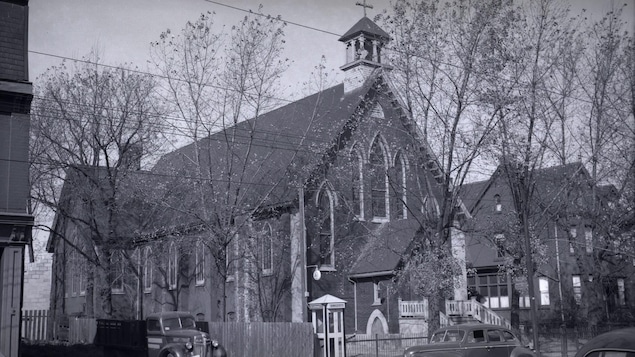 L’église du Sacré-Coeur en 1952 au coin des rues Sherbourne et Carlton.