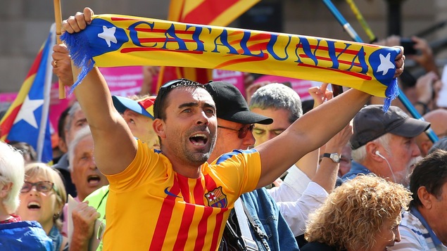 Un indépendantiste brandit un foulard sur lequel est écrit Catalogne durant la manifestation des maires à Barcelone. Un indépendantiste brandit un foulard sur lequel est écrit Catalogne durant la manifestation des maires à Barcelone.