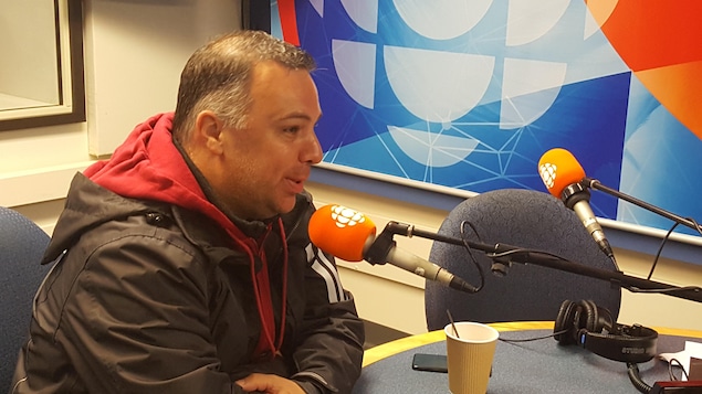Pascal Thibault discute dans un studio de Radio-Canada