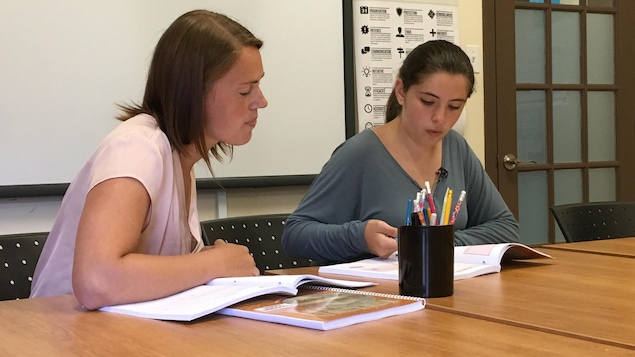 Shelby L'Etang, élève de cinquième secondaire, accompagnée de sa tutrice du programme Passeport pour ma réussite.
