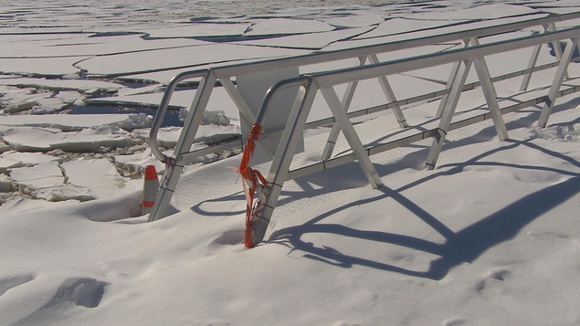 La passerelle désaffectée est maintenant figée dans les glaces de la rivière Saguenay La passerelle désaffectée est maintenant figée dans les glaces de la rivière Saguenay