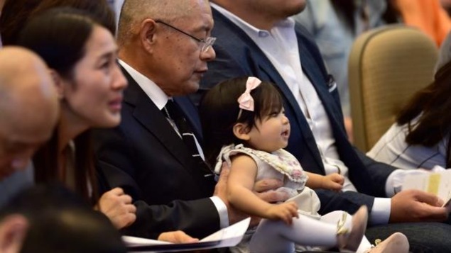 Le pasteur Lim avec sa petite fille Le pasteur Lim avec sa petite fille