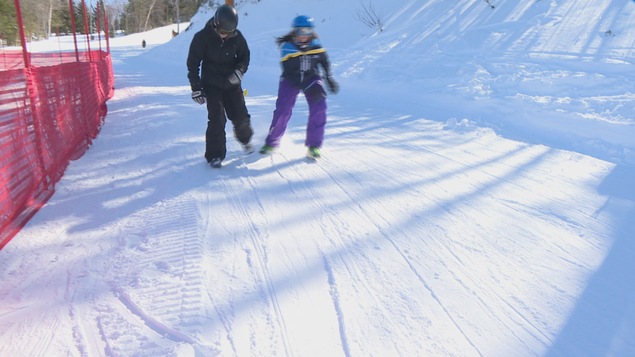 Deux personnes en patins à neige sur une piste de ski Deux personnes en patins à neige sur une piste de ski