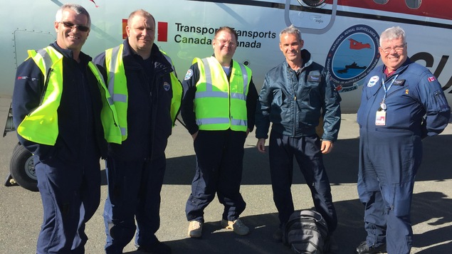 Des membres de la patrouille qui sillonne les eaux au large de Terre-Neuve-et-Labrador pour repérer des navires qui vidangent leurs cales. Des membres de la patrouille qui sillonne les eaux au large de Terre-Neuve-et-Labrador pour repérer des navires qui vidangent leurs cales.