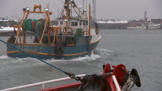 Bateau de pêche à la crevette au départ de la saison de pêche, en avril
