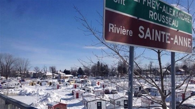 Pêche au poulamon sur la rivière Sainte-Anne.