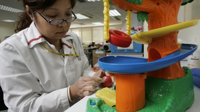 Une dame teste la toxicité de la peinture sur un jouet. Une dame teste la toxicité de la peinture sur un jouet.