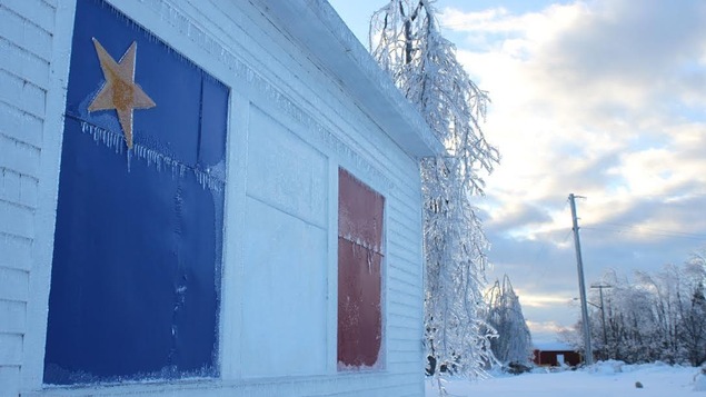 Une grange et un arbre recouvert de verglas Une grange et un arbre recouvert de verglas