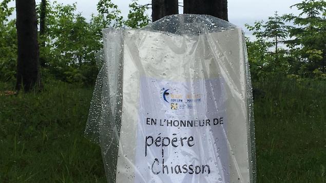 Des milliers de lanternes chinoises comme celle-ci sont installées tout le long du chemin de croix de Sainte-Anne-du-Bocage. Des milliers de lanternes chinoises comme celle-ci sont installées tout le long du chemin de croix de Sainte-Anne-du-Bocage.