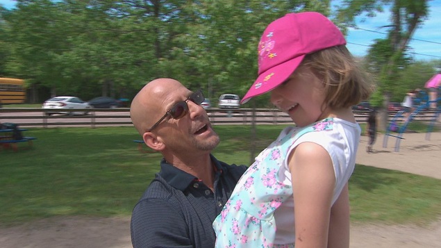 Un père jouant avec sa fille au parc Un père jouant avec sa fille au parc