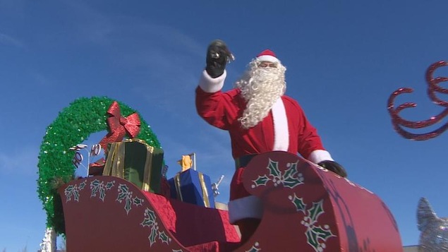 Le père Noël dans son traîneau, qui défile dans les rues de Regina.