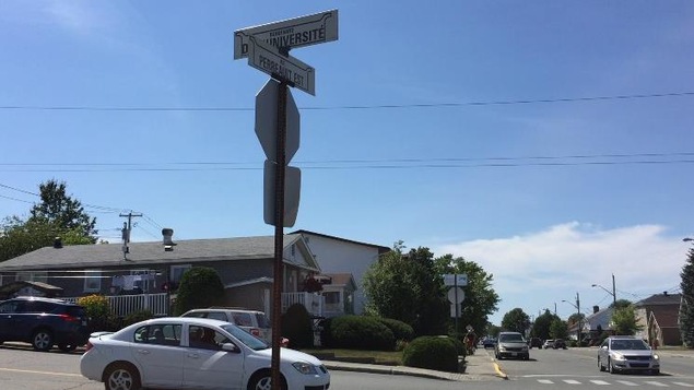 L'intersection de la rue Perreault Est et du boulevard de l'Université à Rouyn-Noranda est de plus en plus achalandée.