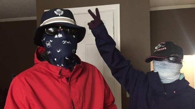 Peter-Justin (à gauche) et Avery de Thunder Bay, souffrent de xeroderma pigmentosum, une maladie très rare qui cause une sensibilité aiguë au soleil. Ils doivent mettre de la crème solaire et porter un chapeau, des lunettes et un masque pour sortir. Peter-Justin (à gauche) et Avery de Thunder Bay, souffrent de xeroderma pigmentosum, une maladie très rare qui cause une sensibilité aiguë au soleil. Ils doivent mettre de la crème solaire et porter un chapeau, des lunettes et un masque pour sortir.