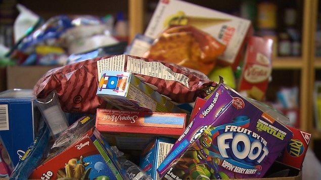 Des aliments ultratransformés dans un panier d'épicerie.
