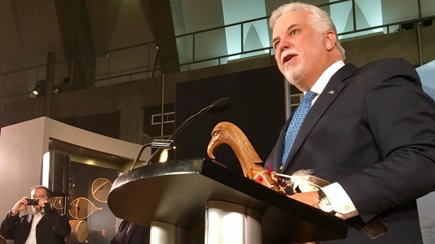 Le premier ministre Philippe Couillard dans un musée de Québec