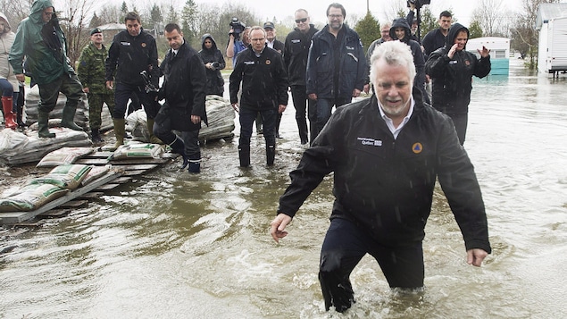 Le premier ministre du Québec, Philippe Couillard, s'est rendu à Rigaud, une ville durement touchée par les inondations, pour témoigner son soutien aux citoyens.