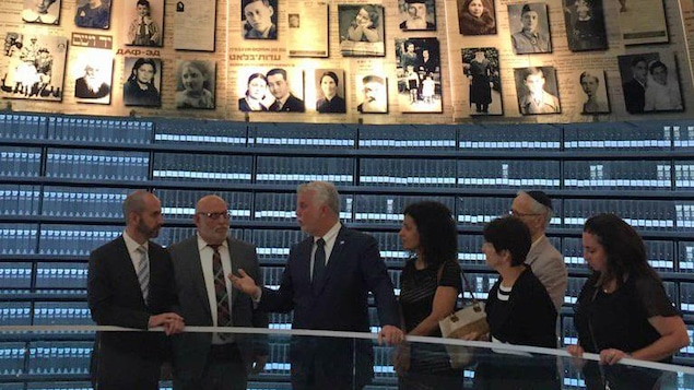 Philippe Couillard a visité le mémorial Yad Vashem, lieu de mémoire qui relate les faits de l'histoire ayant conduit à l'holocauste. Philippe Couillard a visité le mémorial Yad Vashem, lieu de mémoire qui relate les faits de l'histoire ayant conduit à l'holocauste.
