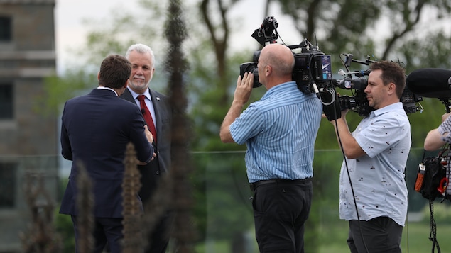 Philippe Couillard, Patrice Roy et un cameraman