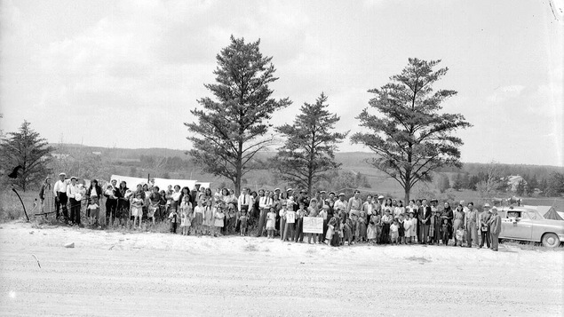 Une photo en noir et blanc montre des dizaines d'Autochtones posent pour la caméra en 1953.