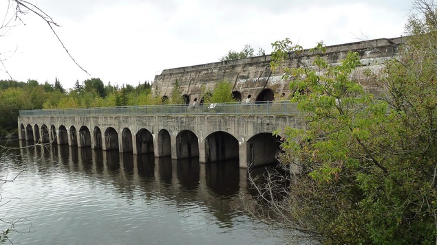 Le barrage de Pinawa, une communauté située à 110 kilomètre au nord-est de Winnipeg. Le barrage de Pinawa, une communauté située à 110 kilomètre au nord-est de Winnipeg.