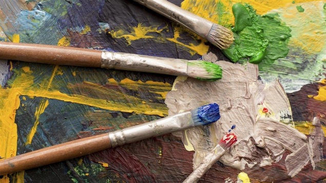 Des pinceaux et de la peinture.