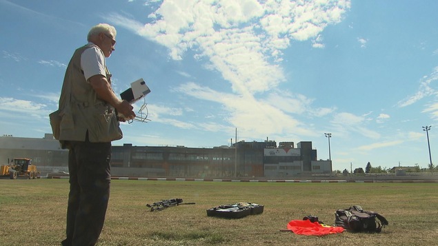 Le photographe, Claude Charlebois, capture des images de la piste de course de Trois-Rivières à l'aide d'un drone. Le photographe, Claude Charlebois, capture des images de la piste de course de Trois-Rivières à l'aide d'un drone.