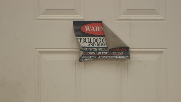 Une affiche qui met en garde contre les pitbulls se retrouve sur la porte du propriétaire de l'animal qui a blessé la chienne Callie à deux reprises. Une affiche qui met en garde contre les pitbulls se retrouve sur la porte du propriétaire de l'animal qui a blessé la chienne Callie à deux reprises.