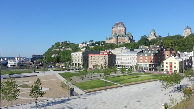 La place des Canotiers en bordure du fleuve La place des Canotiers en bordure du fleuve