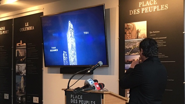 Le président de Brigil, Gilles Desjardins, présente son projet d'urbanisme pour la Place des peuples. Le président de Brigil, Gilles Desjardins, présente son projet d'urbanisme pour la Place des peuples.