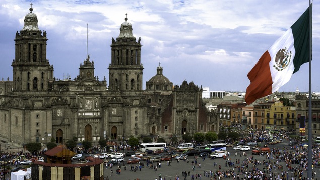 Un drapeau du Mexique flotte sur la place Zocalo.