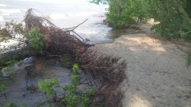 On peut voir l'eau du lac Érié monter sur la plage. On peut voir l'eau du lac Érié monter sur la plage.